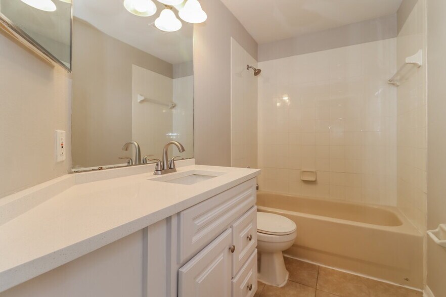 Building Photo - 12525 Midpointe Dr