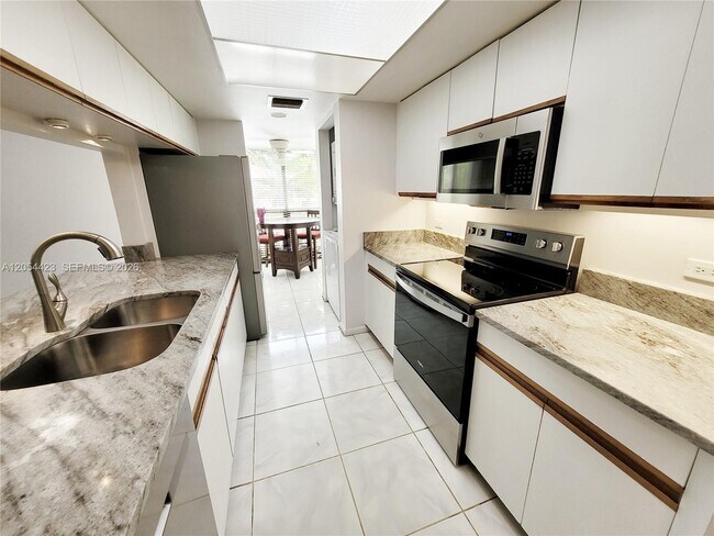 Building Photo - 7523 Greenlake Way