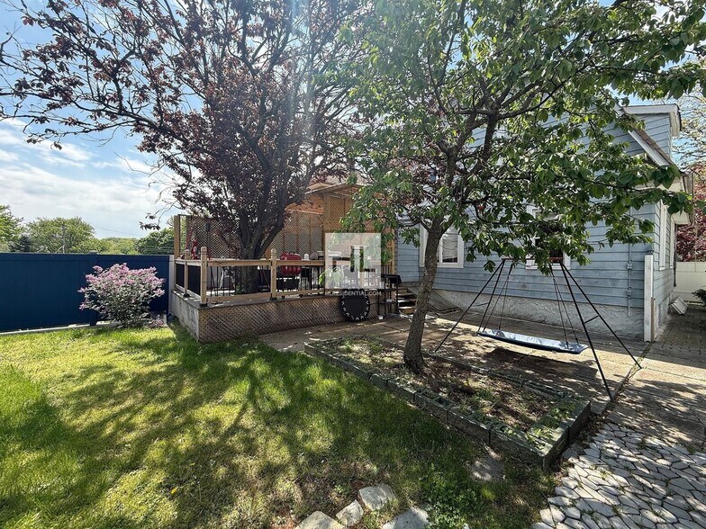Building Photo - 341 Little Clove Rd