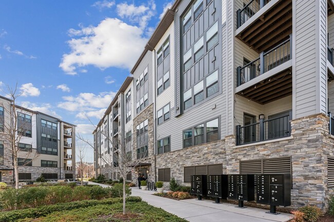 Building Photo - Gorgeous 2bd/2ba modern condo w/balcony located conveniently in MOSAIC AT WOODLAND PARK in Herndon.