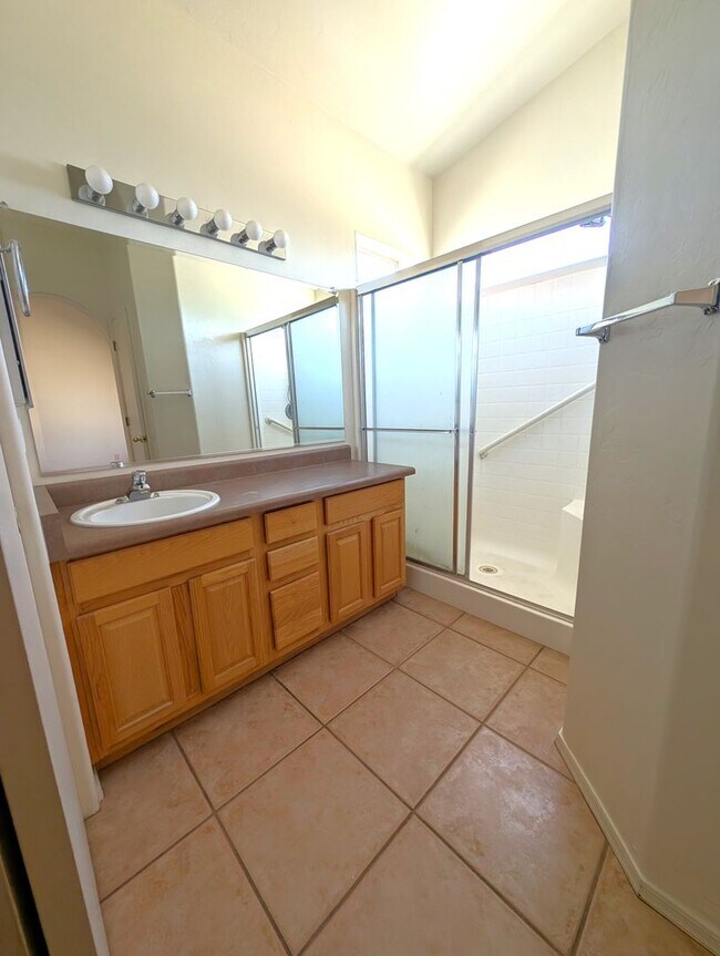 Building Photo - Convenient Tucson Eastside Home with 3 bed...