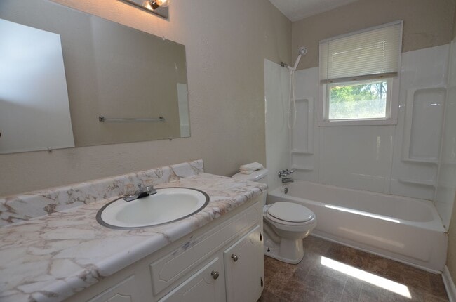 Building Photo - Cute Move-in Ready Duplex!