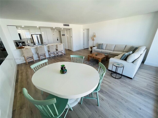 Building Photo - 1450 Brickell Bay Dr