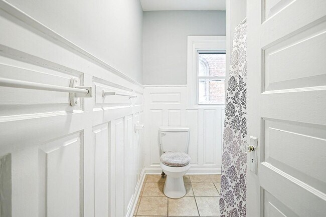 Building Photo - Available Now - Spacious 5 Bedroom, 1 Bath...