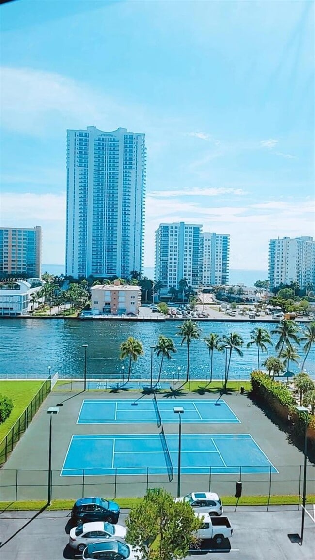 Building Photo - 1000 Parkview Dr