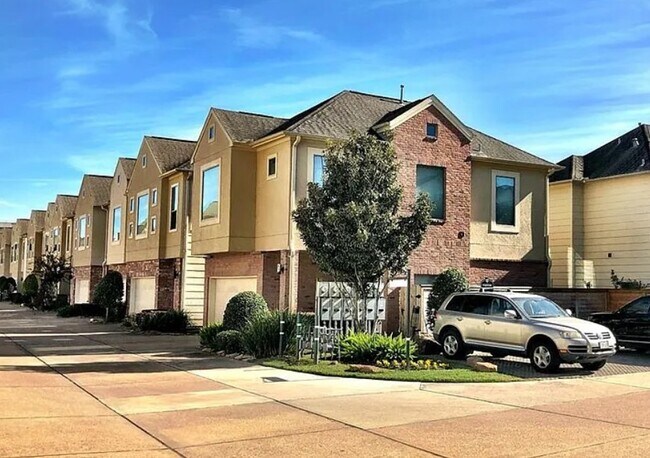 Building Photo - 3811 Center Plaza Dr