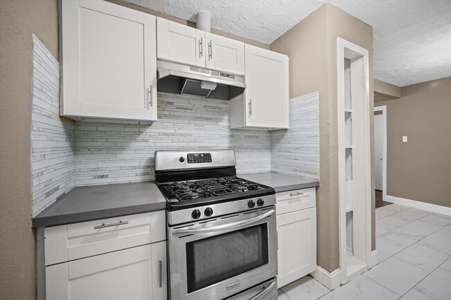 Building Photo - 2024 Des Jardines St