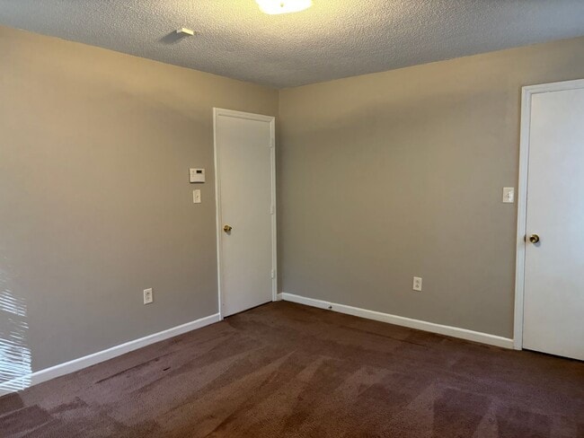 Building Photo - Spacious 2 Bed, 1 Bath Minutes from Uptown