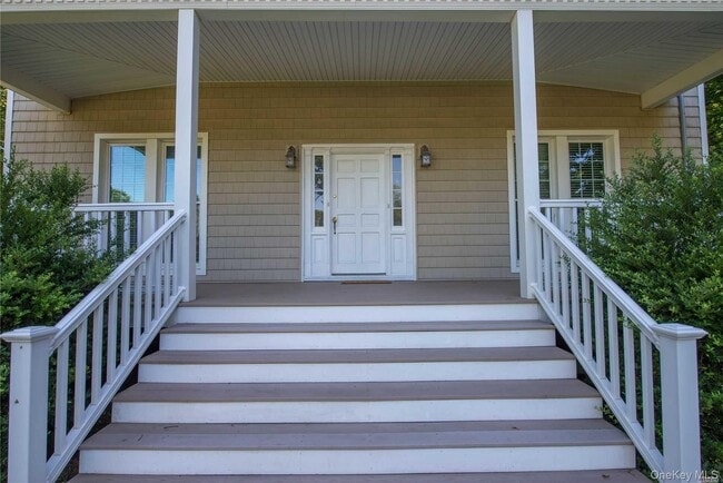 Building Photo - 63 W Neck Rd