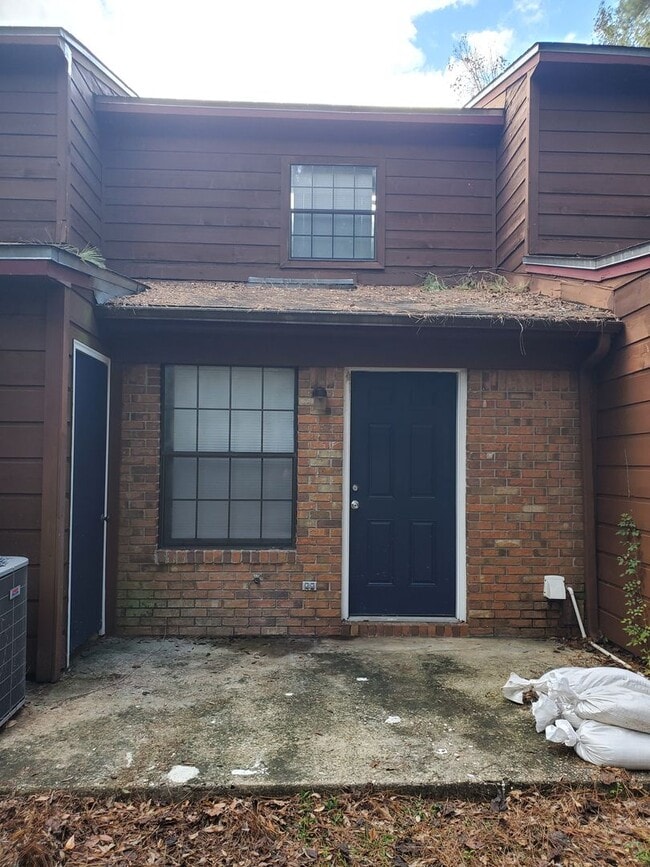 Building Photo - Dual Suite Comfort: 2BR/2BA Townhouse with Washer/Dryer Included