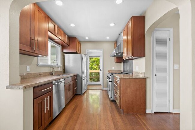 Building Photo - Charming Beach Drive Craftsman w/ AC and V...