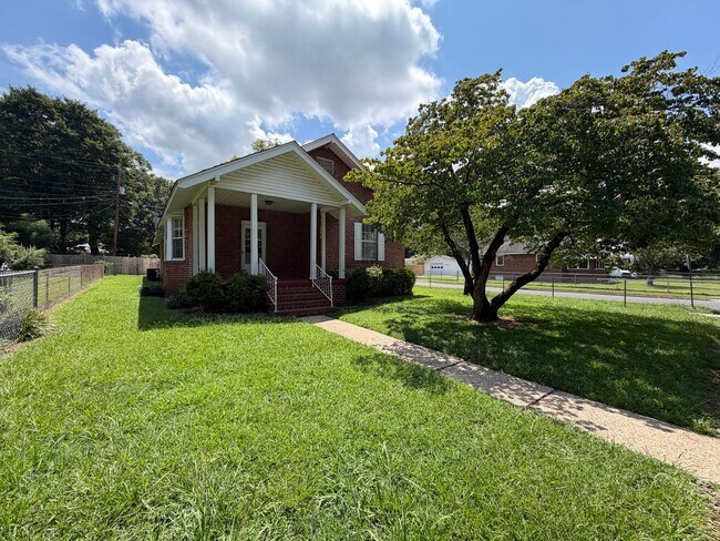 Building Photo - Charming 2/1 House in Celanese- $1,595