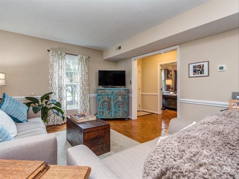 Building Photo - 8715 Parkchester Dr