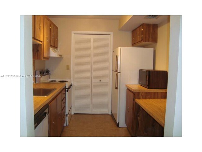 Building Photo - 200 Lakeview Dr