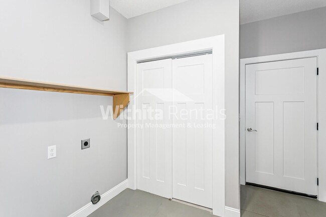 Building Photo - 1006-1006 W 55th St S
