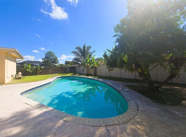 Building Photo - 7450 SW 15th St