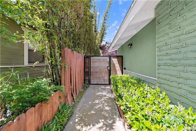 Building Photo - 329 Orizaba Ave