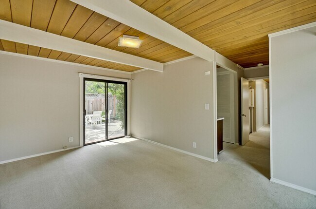 Building Photo - Beautifully Updated 4 Bed, 3 Bath Eichler ...