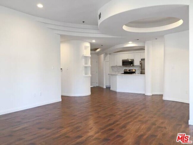 Building Photo - 12712 Moorpark St