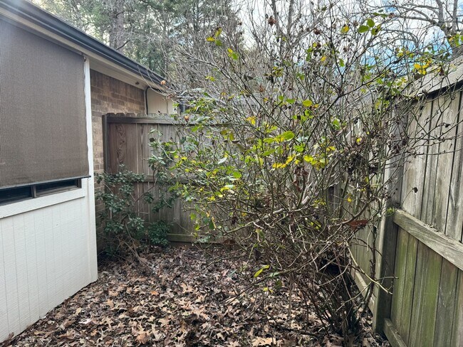 Building Photo - 636-638 Town Oaks