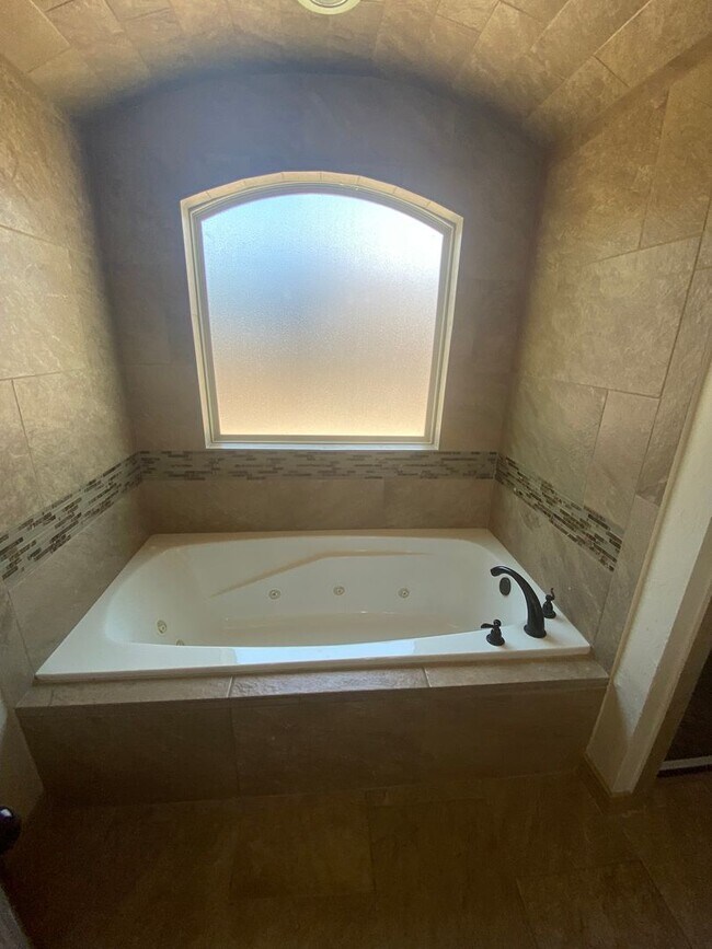 Building Photo - Beautiful 4 Bedroom, 3 Bathroom Home! Avai...