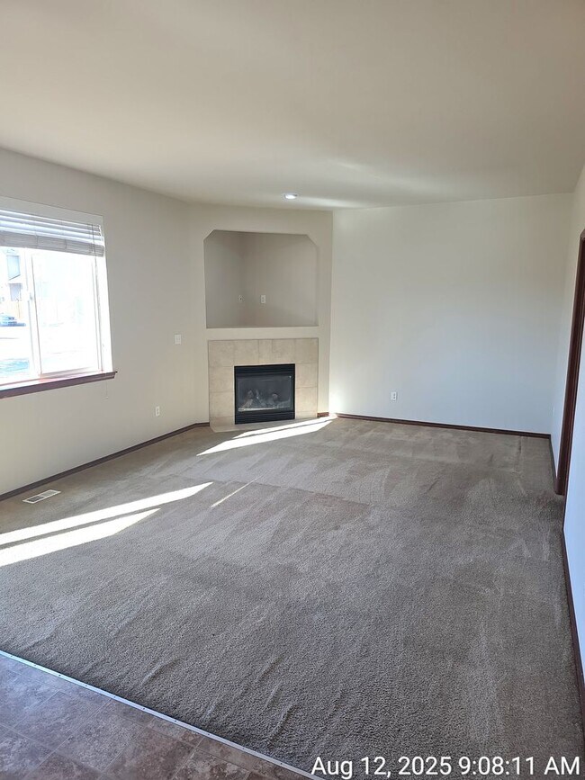 Building Photo - East Hill Kent 4 bedroom 2.5 bathroom with...