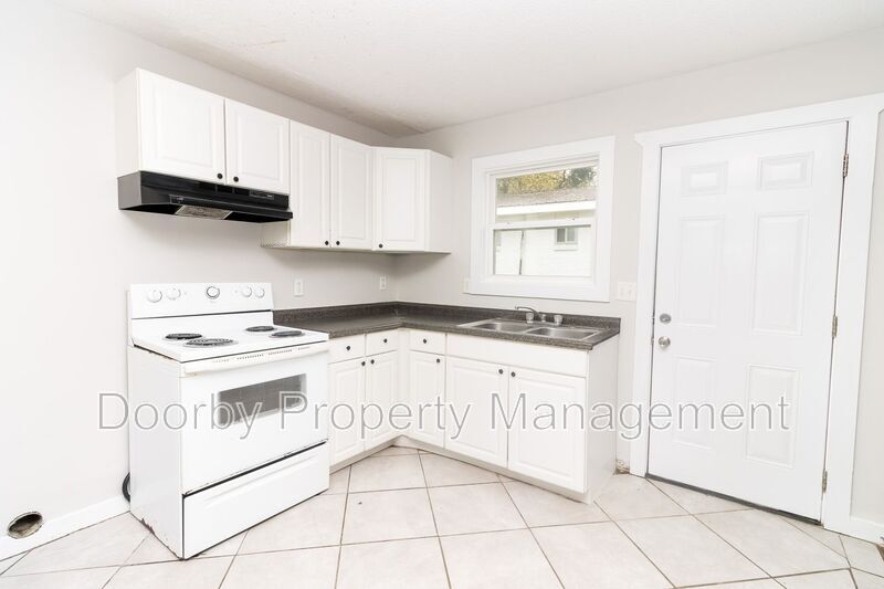 Building Photo - 1104 N Hawthorne St