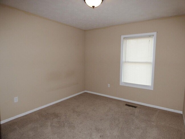 Building Photo - 4 bedroom 2.5 bathroom duplex located in a...