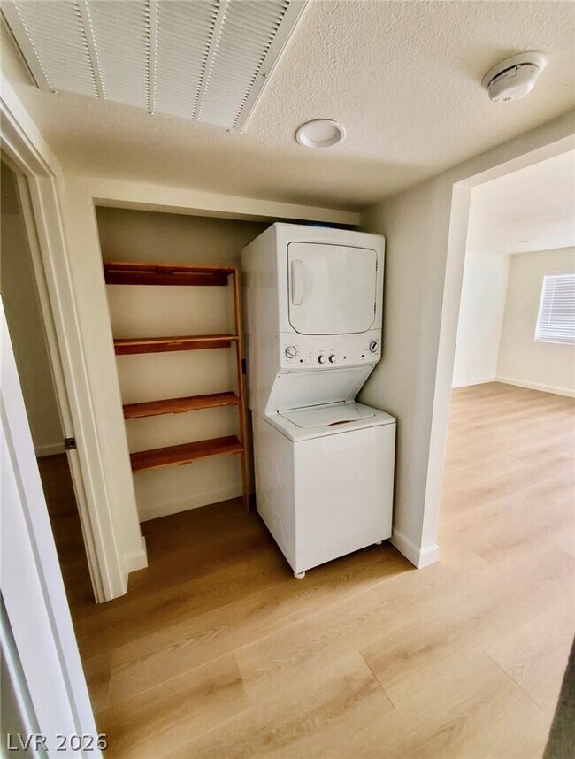 Building Photo - 2121 Oceanus Ln