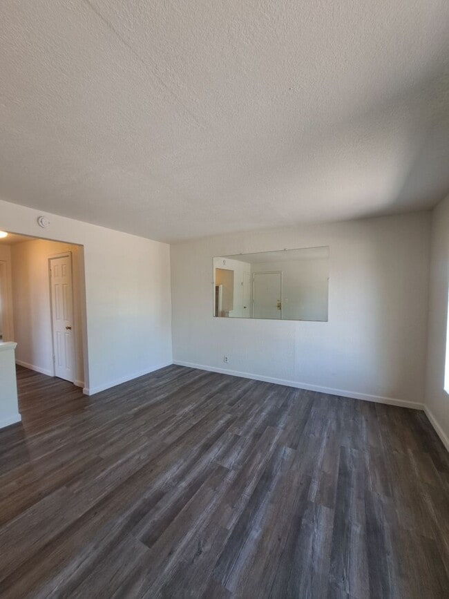 Building Photo - 1291-1295 N. Fruit Ave. (Duplex)