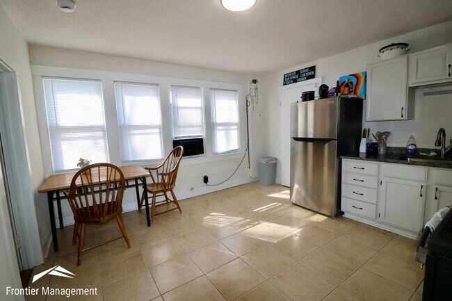 Building Photo - 527 Moro St