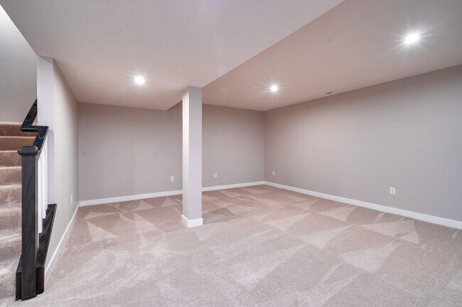 Building Photo - 2049 Creswell Dr
