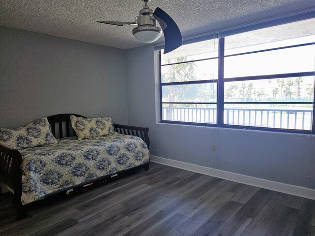 Building Photo - 7600 Sun Island Dr S