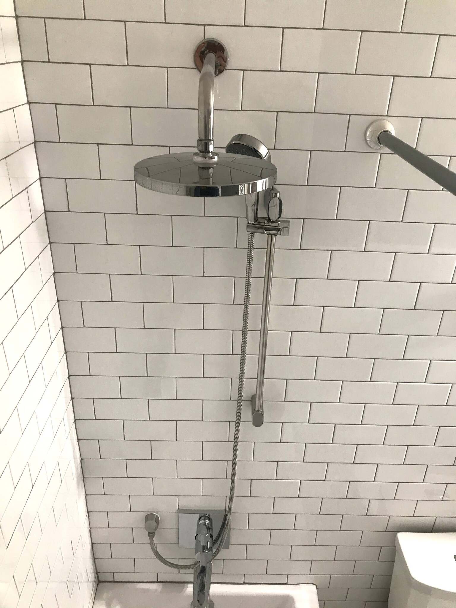 Double shower head. - 1233 Jenifer St