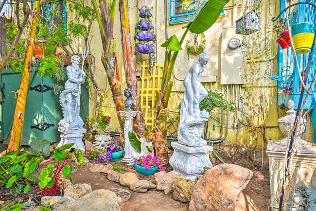 Building Photo - 2434 Cloverfield Blvd