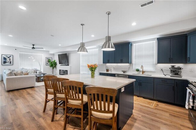 Building Photo - Modern and Luxurious 3 Bedrooms / 2.5 Bathrooms