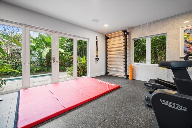 Building Photo - 617-625 E Dilido Dr