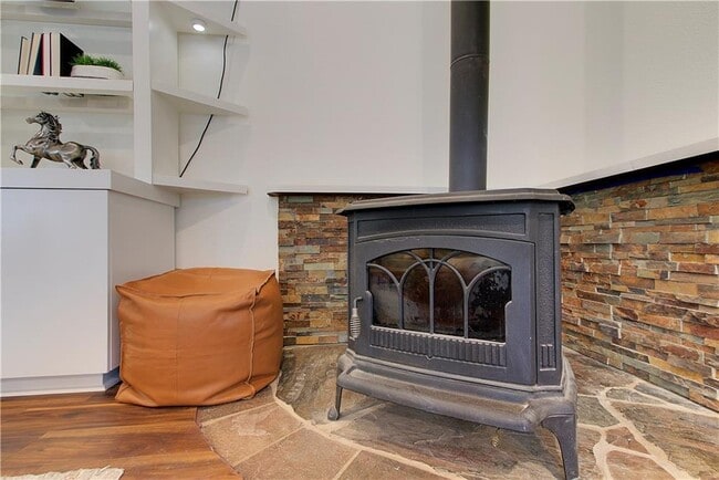 Building Photo - 9305 Granada Hills Dr