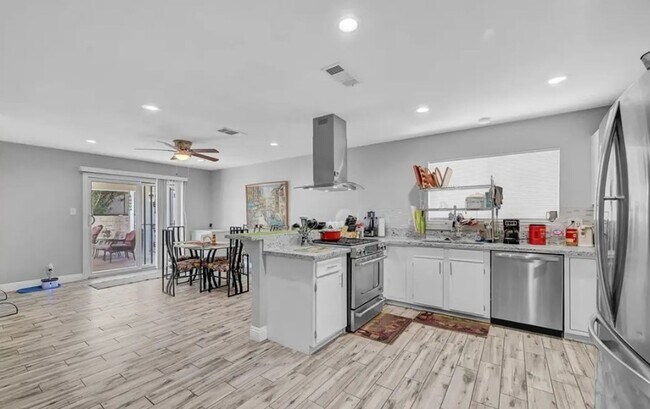 Building Photo - Beautifully renovated single-story home fe...