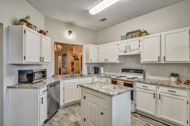 Building Photo - Updated 3 Bedroom in Central Location!