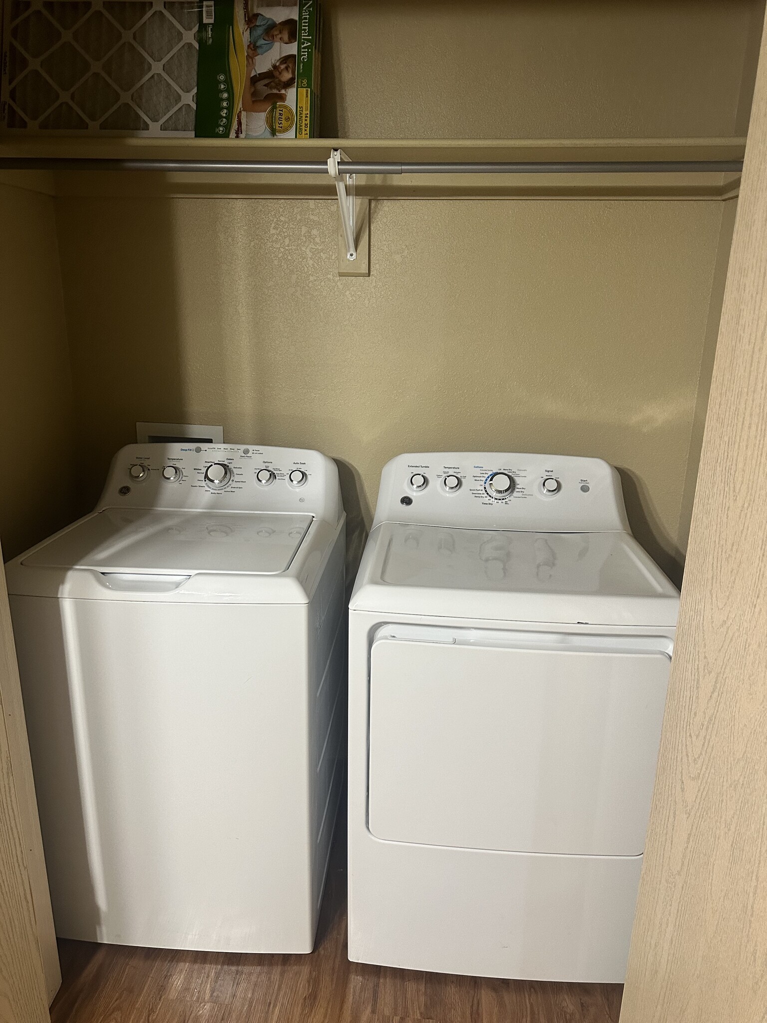 Building Photo - 903 Meadowlands Dr