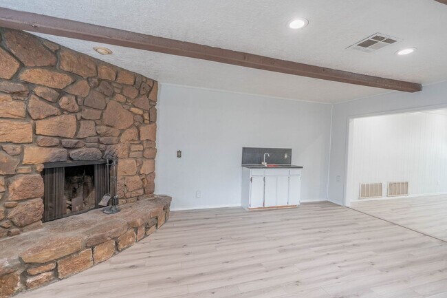 Building Photo - Bright and clean 3 bedroom home!