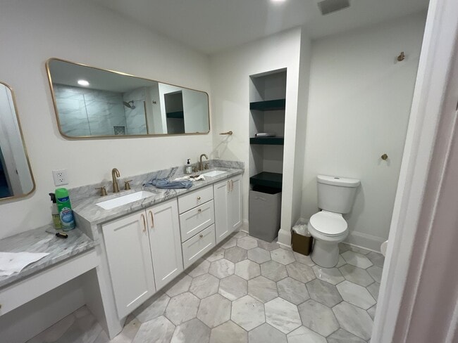 Building Photo - Welcome to this updated townhome in Northe...