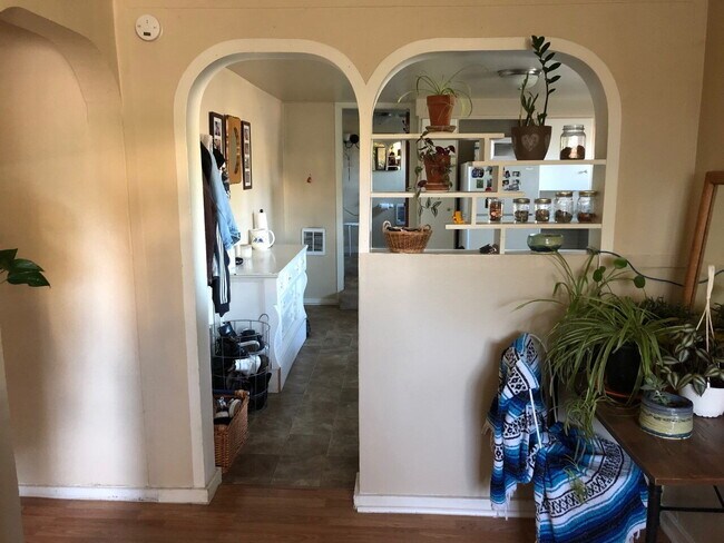 Building Photo - Walk to WWU and Downtown from This Perfectly Located Magnolia St Apartment