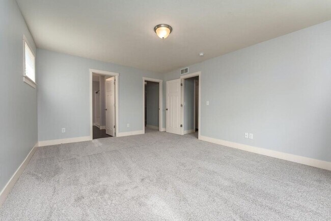 Building Photo - 4 Bedroom Home in Applegate Trails