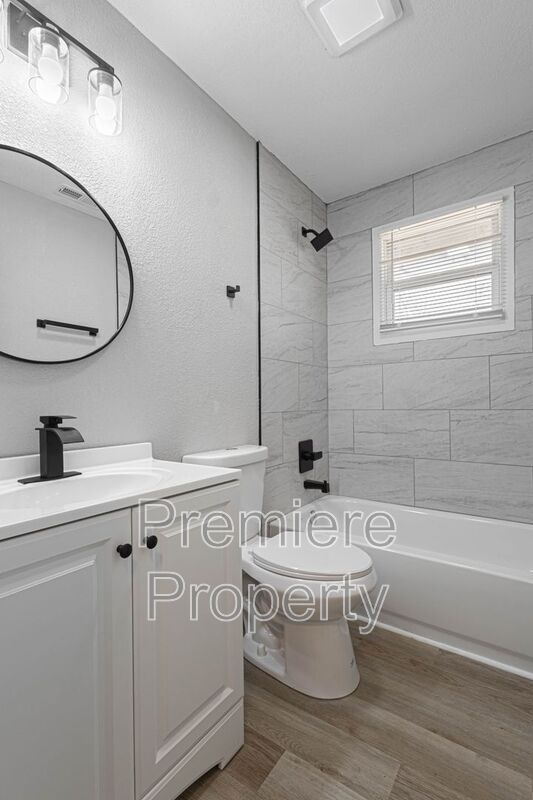 Building Photo - 721 E College St