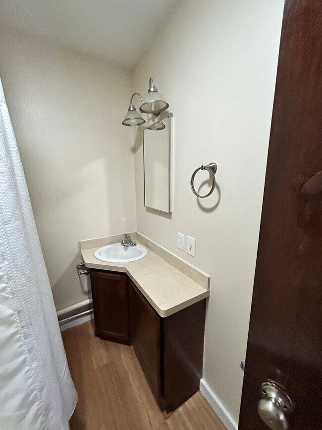 Building Photo - 529 W River Rd