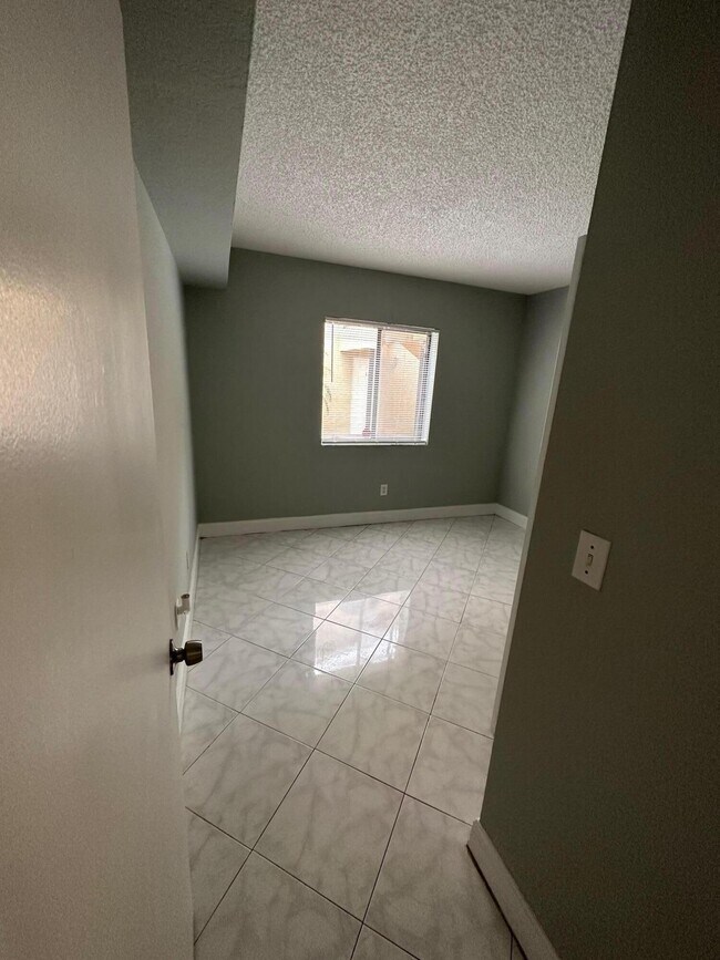 Building Photo - 6031 10th Ave N