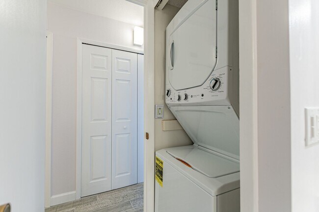 Building Photo - BEAUTIFUL 2 BEDROOM 2 BATHROOM CONDO NEAR CLEARWATER BEACH!