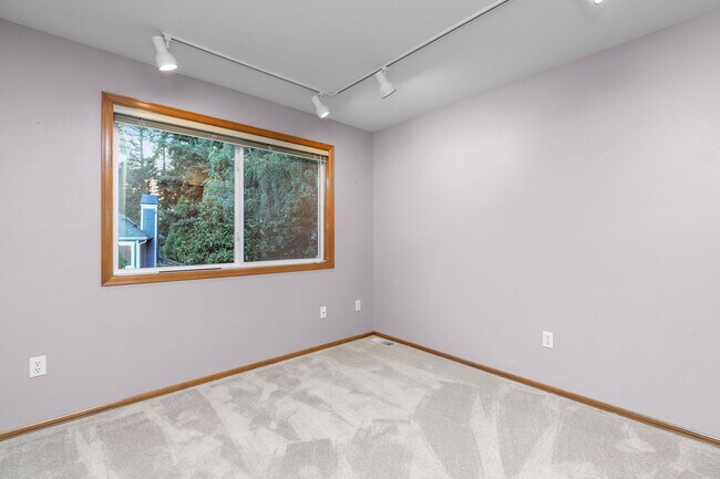 Building Photo - Spacious 4 bed/2.5 bath in Kirkland